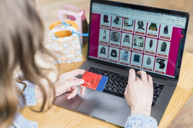 mujer-que-sostiene-tarjeta-credito-frente-computadora-portatil-sitio-web-compras_23-2148101665-min